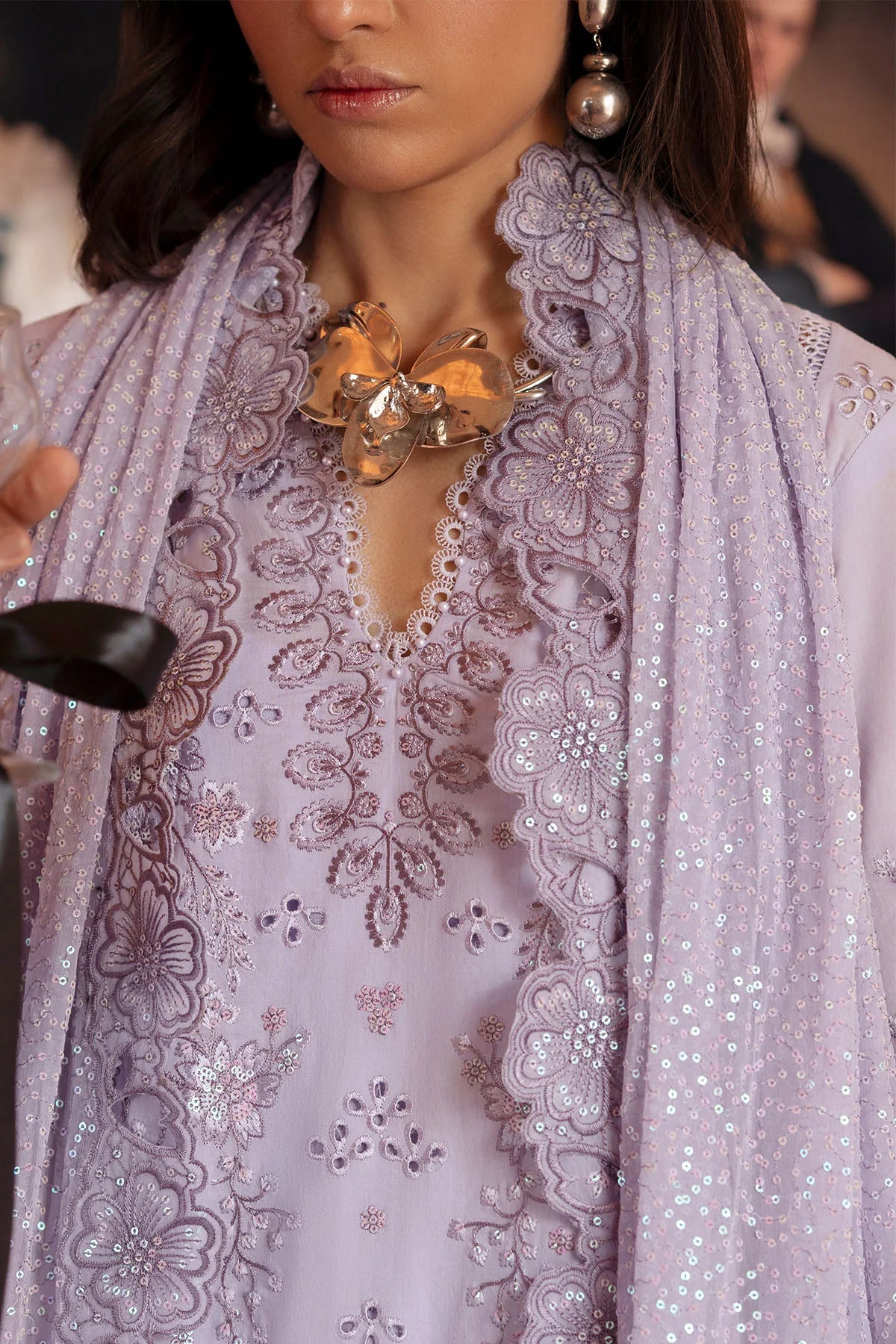 Back design of FEYA Style FE-08 lawn shirt with embroidery and traditional touch
