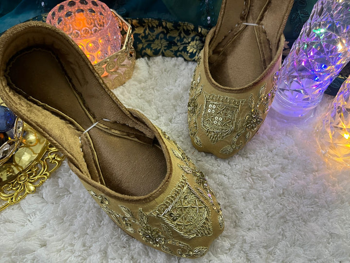 Complete bridal trousseau with embellished gharara, potli purse, khussa shoes, and jewelry set – designed for nikaah, mehndi, and wedding functions.