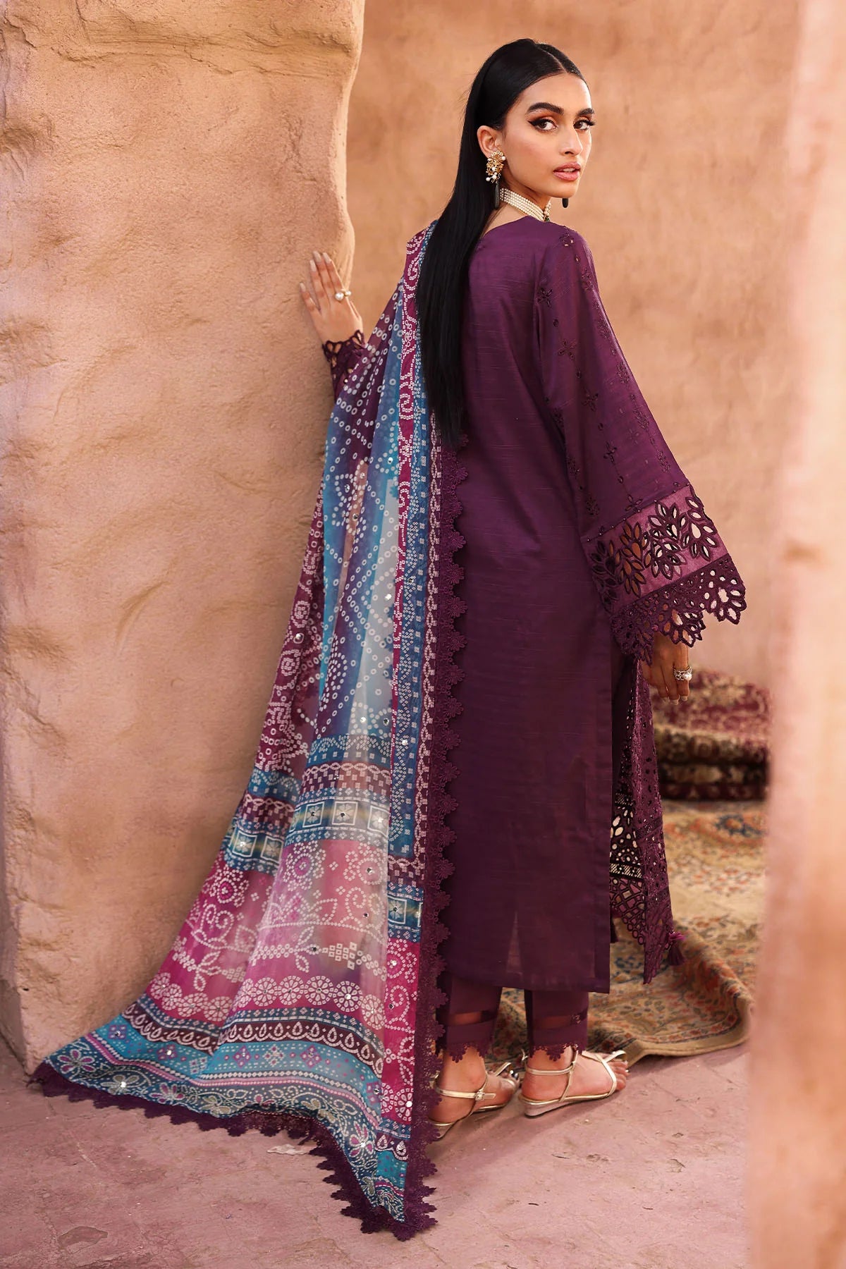 Back view showcasing Mukeshkari chiffon dupatta shimmer