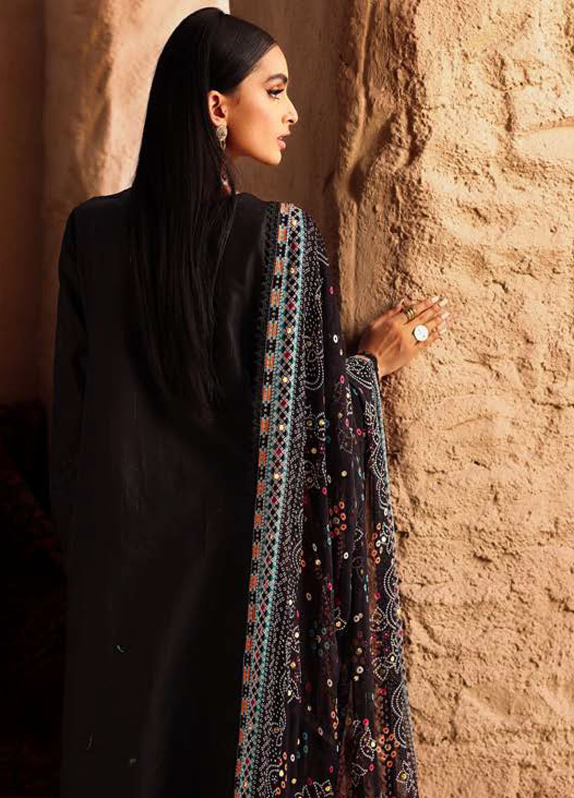 Back view showcasing Mukeshkari chiffon dupatta shimmer