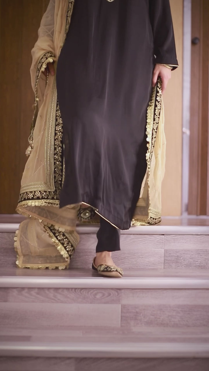 Complete bridal trousseau with embellished gharara, potli purse, khussa shoes, and jewelry set – designed for nikaah, mehndi, and wedding functions.